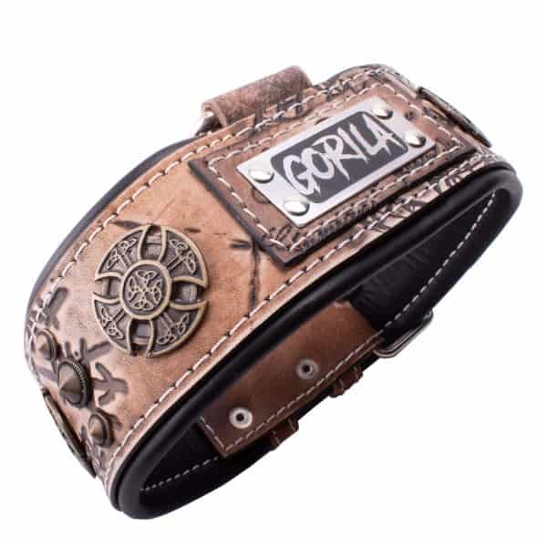 Collar de cuero para perros grandes, pitbull, american bully, rottweiler y similares. De color marrón y negro decorado con grabados y remaches decorativos de temática vikinga. Se puede personalizar con el nombre