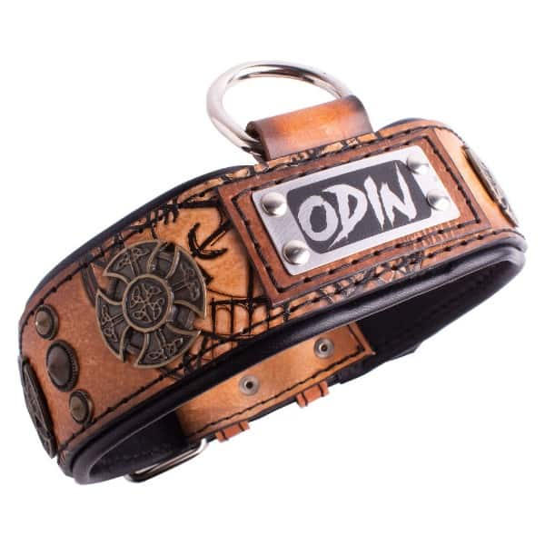 Collar de cuero para perros grandes, pitbull, american bully, rottweiler y similares. De color marrón y negro decorado con grabados y remaches decorativos de temática vikinga. Se puede personalizar con el nombre. Este es otro collar del mismo modelo