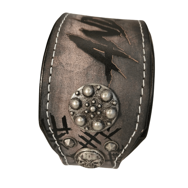 Collar de cuero para perros grandes, pitbull, american bully, rottweiler y similares. Este modelo es de cuero negro envejecido y decorado con remaches decorativos y grabados vikingos. Se puede personalizar con el nombre. Otra imagen del collar visto desde el lado derecho