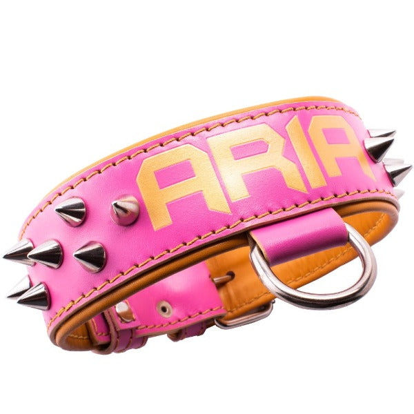 Collar de cuero para perros grandes, pitbull, american bully, rottweiler y similares. Este modelo combina los colores rosa y ararillo. Se puede personalizar con el nombre que en color dorado. Se decora con unos conos de metal.