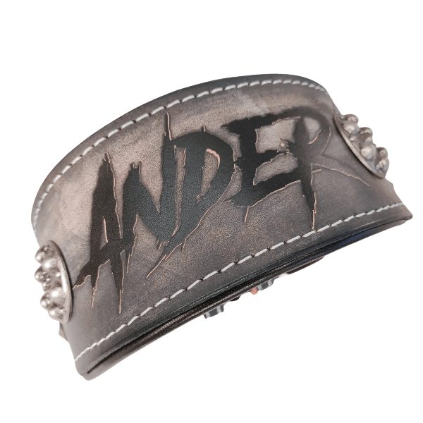 Collar de cuero para perros grandes, pitbull, american bully, rottweiler y similares. Este modelo es de cuero negro envejecido y decorado con remaches decorativos y grabados vikingos. Se puede personalizar con el nombre. Imagen del collar visto desde arriba.