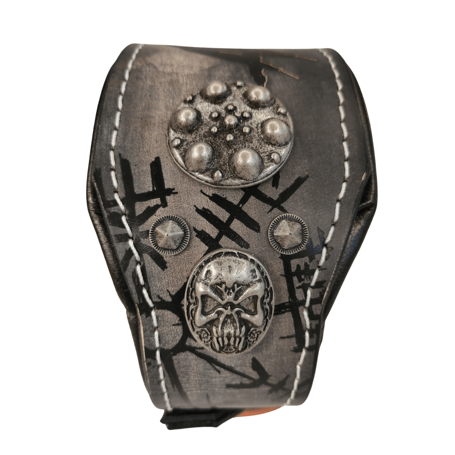 Collar de cuero para perros grandes, pitbull, american bully, rottweiler y similares. Este modelo es de cuero negro envejecido y decorado con remaches decorativos y grabados vikingos. Se puede personalizar con el nombre. Imagen del collar visto desde el lado derecho.