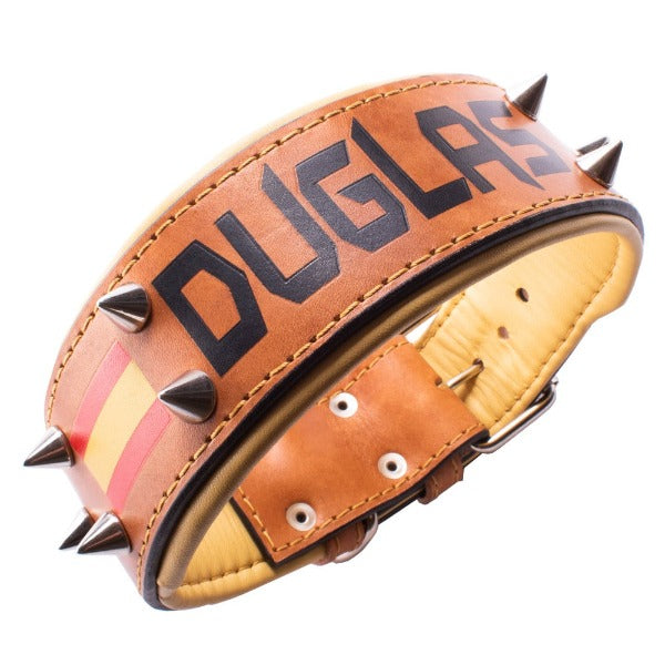 Collar de cuero para perros grandes, pitbull, american bully, rottweiler y similares. Este modelo combina los colores marrón y amarillo, lleva una bandera de España y se decora con conos metálicos. Se puede personalizar con el nombre.