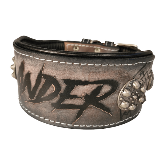 Collar de cuero para perros grandes, pitbull, american bully, rottweiler y similares. Este modelo es de cuero negro envejecido y decorado con remaches decorativos y grabados vikingos. Se puede personalizar con el nombre.