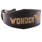 Cinturón de gimnasio para mujer con el emblema de Wonder Woman. Lado derecho