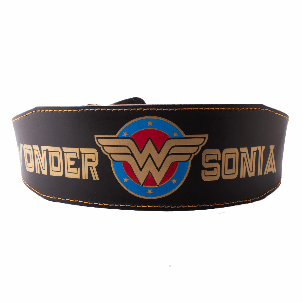 Cinturón de gimnasio para mujer con el emblema de Wonder Woman. Visto desde atrás