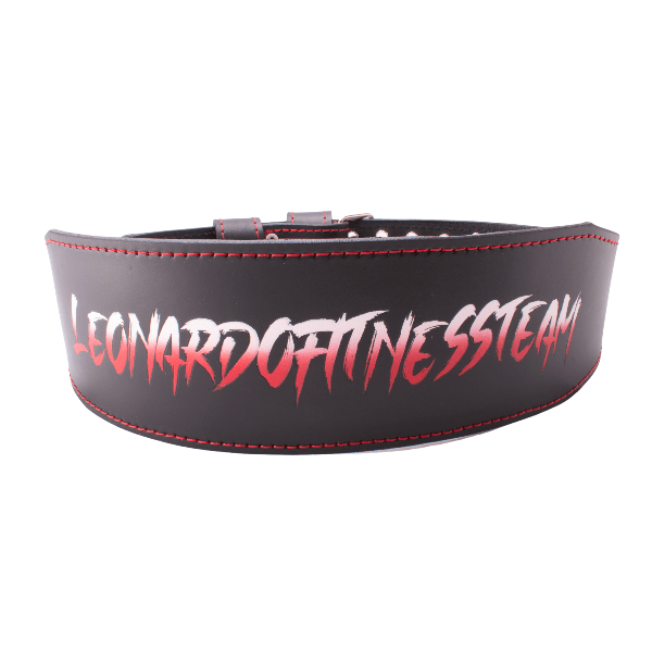 Cinturón de gimnasio de color negro y costura roja. Imagen frontal del cinturón. El cliente puede personalizarlo.