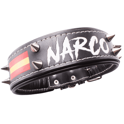 Collar de cuero para perros grandes, pitbull, american bully, rottweiler y similares. Este modelo de color negro lleva una bandera de España y se decora con unos conos de metal. Se  puede personalizar con el nombre.