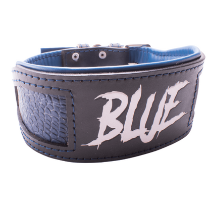 Collar de cuero para perros grandes, pitbull, american bully, rottweiler y similares. Este modelo combina los colores blanco y azul y se fabrica combinando dos texturas de cuero. Se puede personalizar con el nombre. Imagen del collar visto desde el lado derecho.