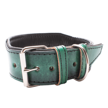 Collar de cuero para perros grandes, pitbull, american bully, rottweiler y similares. De color verde y negro. Se puede personalizar con el nombre. Visto desde abajo.