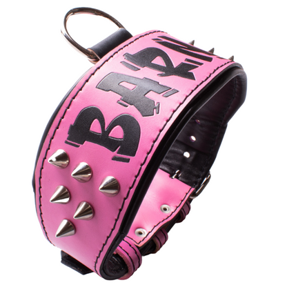 Collar de cuero para perros grandes, pitbull, american bully, rottweiler y similares. Este modelo es específico para perros hembra. De color rosa y negro, lleva unos conos metálicos decorativos. Se puede personalizar con el nombre. Imagen del collar visto desde el lado izquierdo.