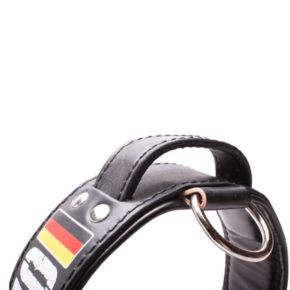 Collar de cuero para perros grandes, pitbull, american bully, rottweiler y similares. Este modelo incorpora un asa en la parte superior. Lleva la bandera de Alemania en un lateral y se puede personalizar con el nombre. Imagen del collar de la zona del asa.