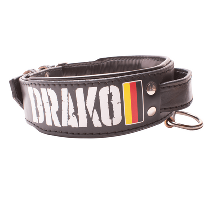 Collar de cuero para perros grandes, pitbull, american bully, rottweiler y similares. Este modelo incorpora un asa en la parte superior. Lleva la bandera de Alemania en un lateral y se puede personalizar con el nombre.. Imagen del collar visto desde el lado izquierdo.