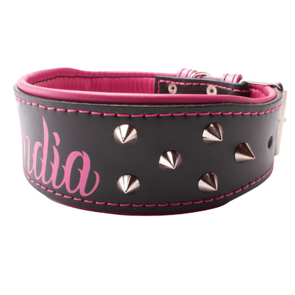 Collar de cuero para perros grandes, pitbull, american bully, rottweiler y similares. Este modelo es específico para perros hembra, de color negro y rosa, lleva unos conos metálicos decorativos. Imagen del collar visto desde el lado derecho.