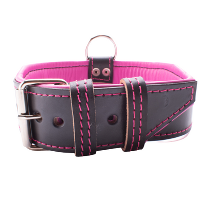 Collar de cuero para perros grandes, pitbull, american bully, rottweiler y similares. Este modelo de collar es específico para perro hembra. De color negro y rosa se puede personalizar con el nombre. Imagen del collar visto desde abajo.