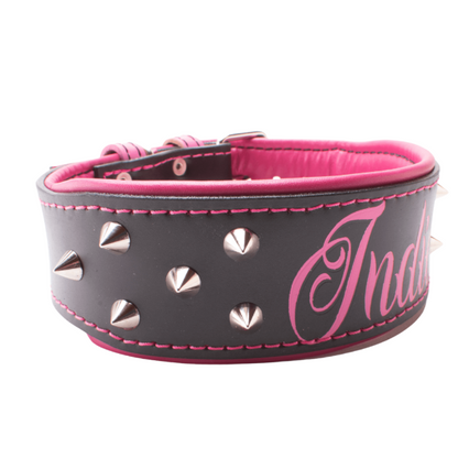 Collar de cuero para perros grandes, pitbull, american bully, rottweiler y similares. Este modelo es específico para perros hembra, de color negro y rosa, lleva unos conos metálicos decorativos. Imagen del collar visto desde el lado izquierdo